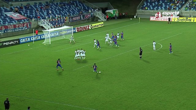 Em cobrança de falta magistral, Pio abre o placar para o Fortaleza