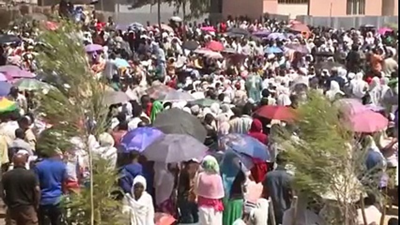 በመድረክ ላይ ሆነን ፊልምና ቲያትር ሥንሰራ ታዋቂ መሆንን ስለምንፈልግ አናፋርም......ነገር ግን እግዚአብሔር ያደረገልንን ተአምር መመስከር ለምን እናፍራለን ይለናል.....አርቲስት ደሳለኝ
