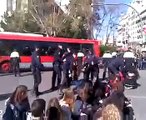 La policia nacional agrede y detiene a 6  niños en una protesta en Valencia 15 de Febrero 2012