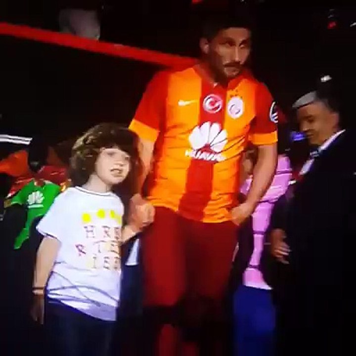 Sabri rütbeni bilecen marşı ile sahnede