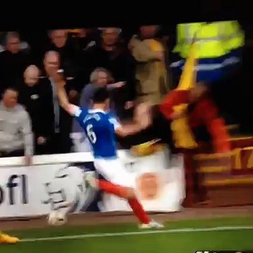 Jugador del Glasgow Rangers fue agredido por hincha del Motherwell con un banderín