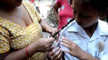 Crianças voltam às aulas após tremor no Nepal