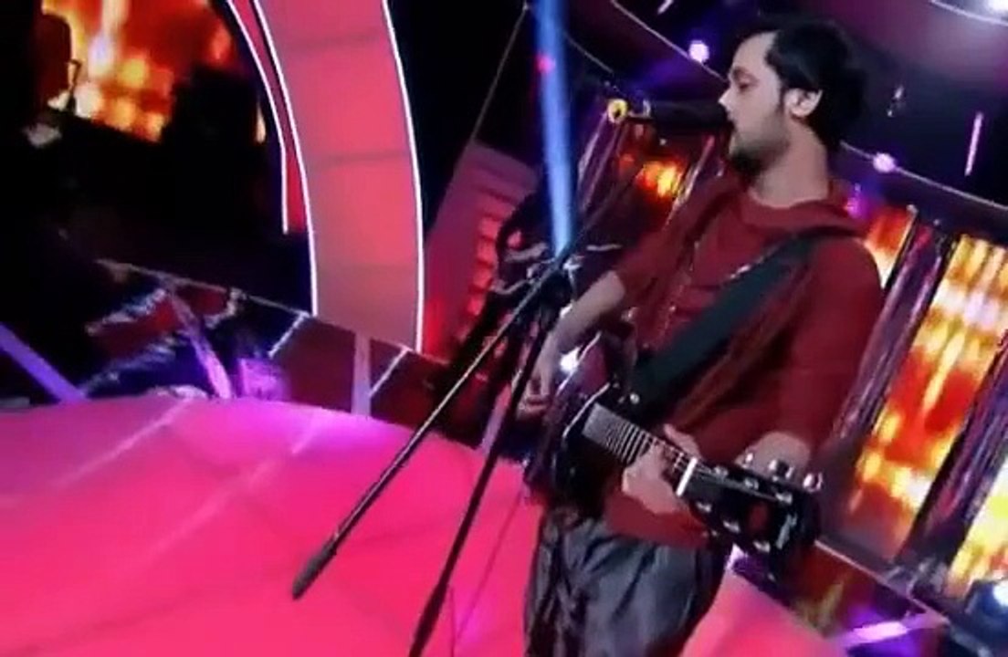 Girl Surprised Atif Aslam By Kissing And Hugging Him