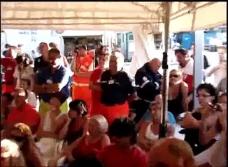 Antonello Venditti nella tendopoli di Villa Sant'Angelo