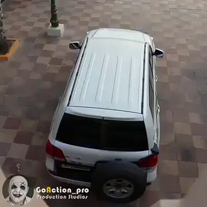 Serez vous Capable de compter le nombre de Personnes qui monte dans cette Voiture ?