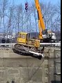 Il Tente de Descendre un engin avec sa Grue et Tombe dans le Ravin