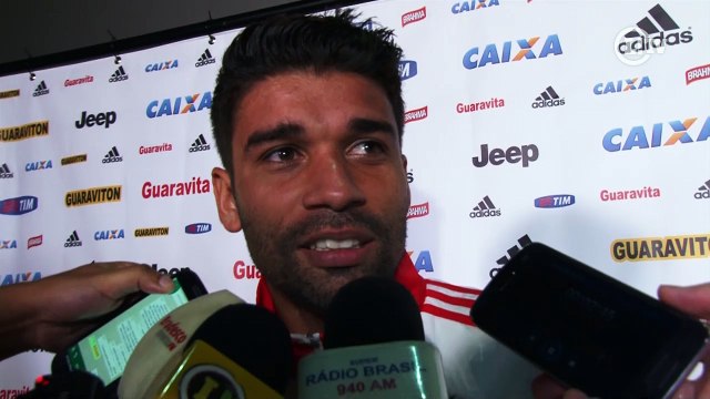 Eduardo da Silva solta o verbo ao reclamar da reserva no Fla