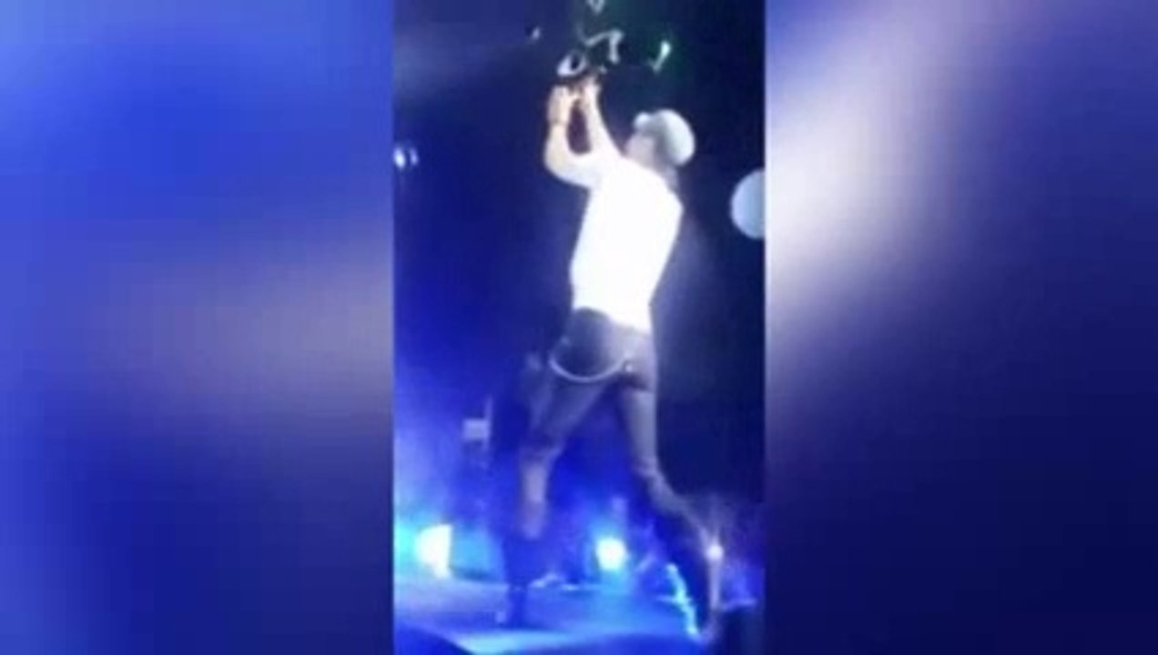 Enrique Iglesias Injured On Stage - Grabbing Drone (RAW VIDEO)