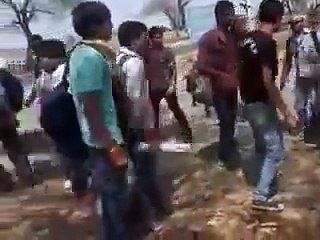 اقوى قتال بين طلاب المدارس بالعصا