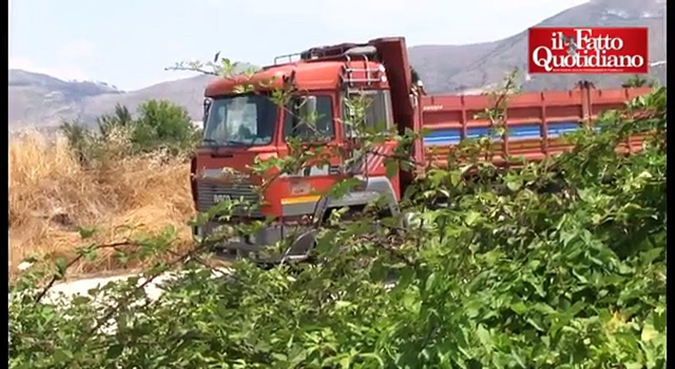 Campania, lo Spazzatour del M5S: "Un viaggio denuncia nella terra dei fuochi"