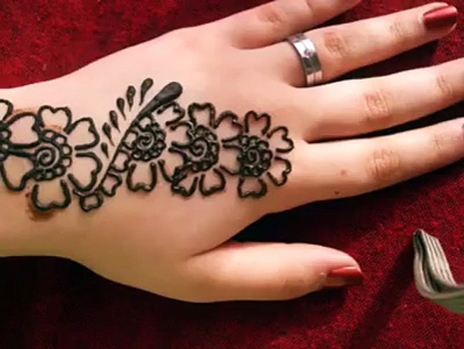 step by step simple Mehndi Designs.