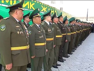 А.Атамбаев вручил пограничникам ключи от новых квартир