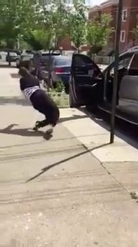 Danse WTF avec les jambes complètement tordues