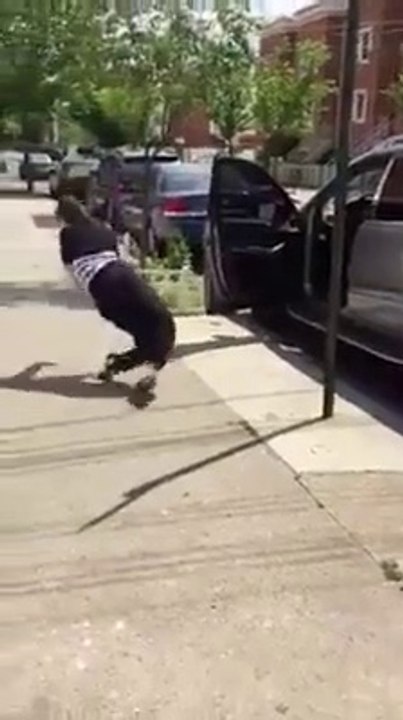 Danse WTF avec les jambes complètement tordues