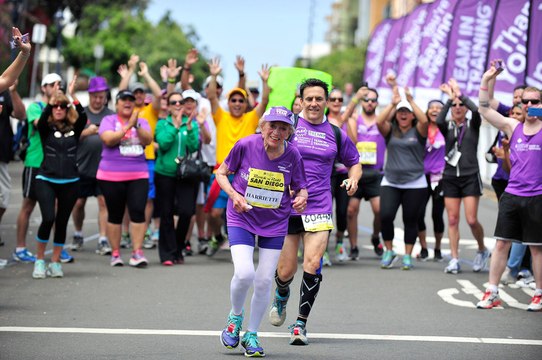 A 92 ans et 65 jours, elle termine le marathon de San Diego