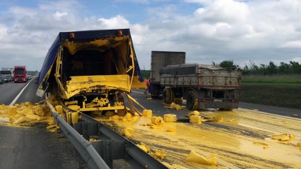 Télécharger la video: Un camion transportant de la peinture se crash sur l'autoroute