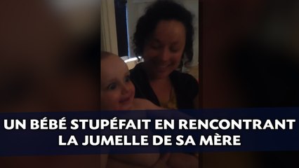 Un bébé stupéfait en rencontrant la jumelle de sa mère