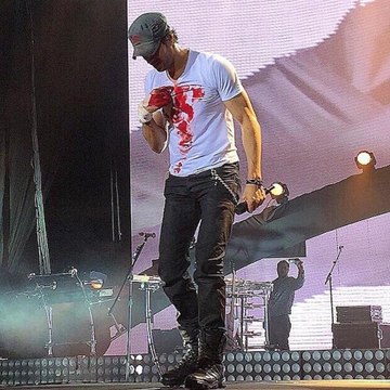 En plein concert, Enrique Iglesias se blesse avec un drone