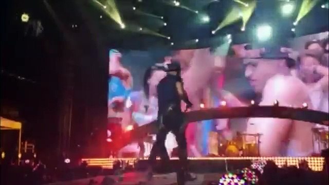 Enrique Iglesias Slices Fingers During Concert