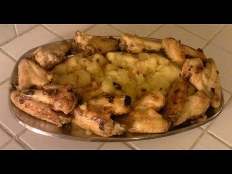 O frango com alho é coentro com batatas (receita fácil) HD