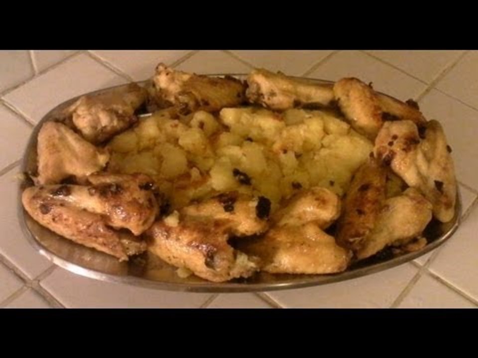 O frango com alho é coentro com batatas (receita fácil) HD