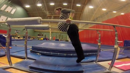 Une femme enceinte fait de la gymnastique à 9 mois de grossesse