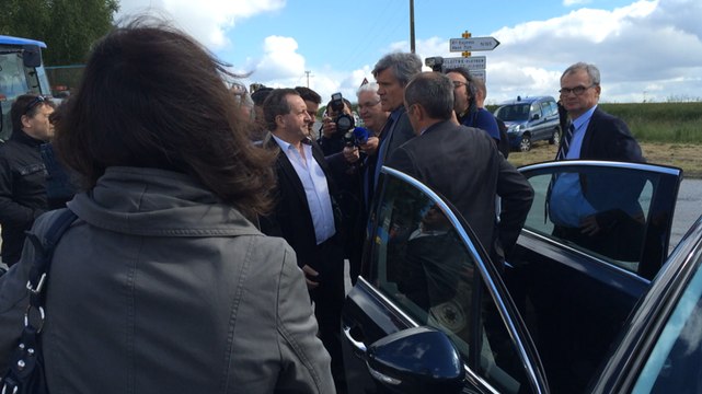 Le ministre Le Foll accueilli au siège de Doux par les agriculteurs