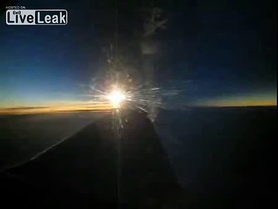 Une éclipse de soleil filmée depuis un avion