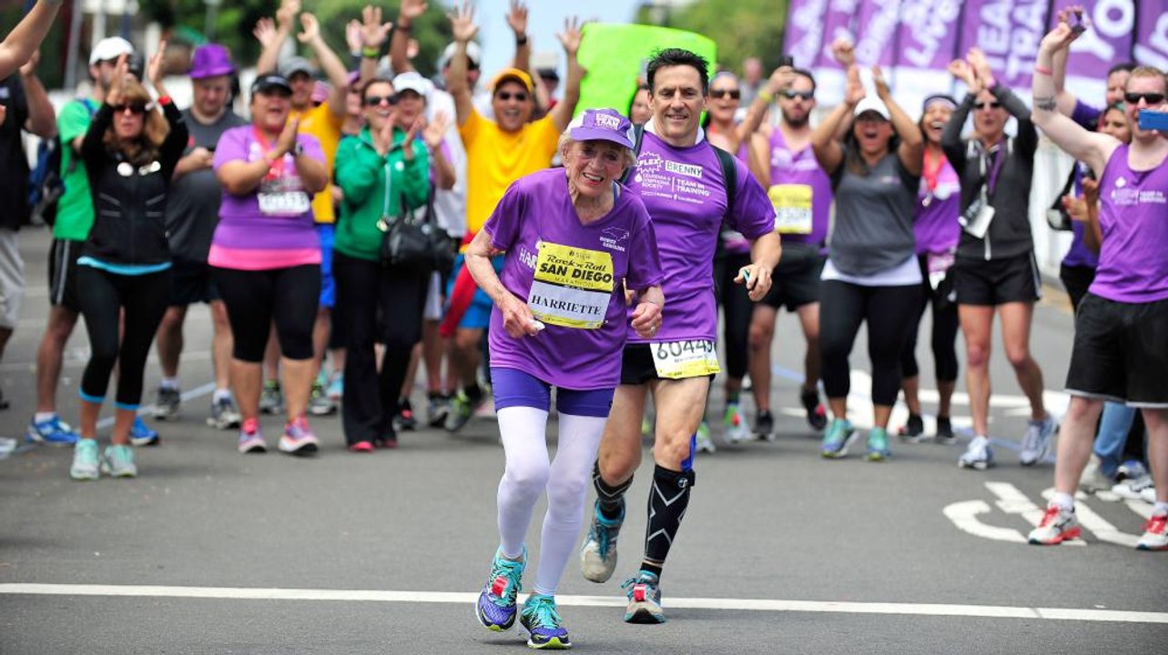 A 92 ans Harriette Thompson termine le Marathon de San Diego