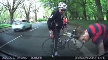 Il fonce dans une voiture d'auto-école avec son vélo...