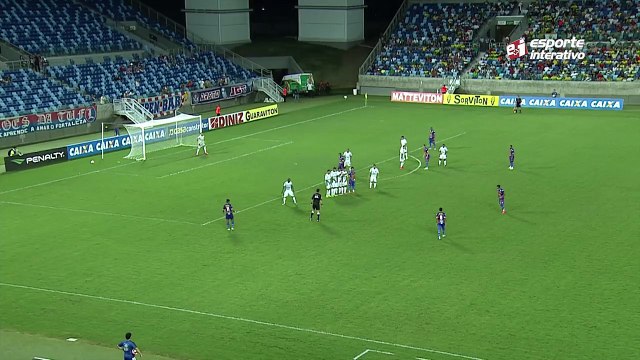 Wanderson bate falta na trave e goleiro André Luis faz milagre no rebote