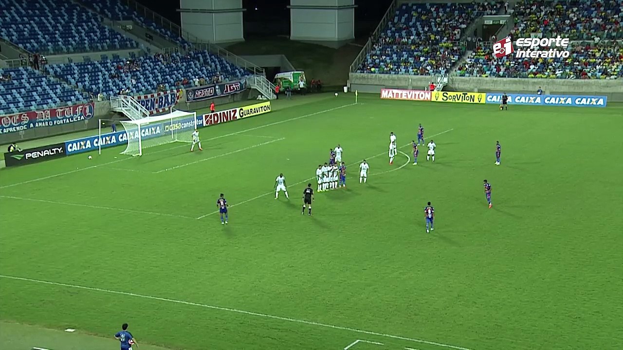 Wanderson bate falta na trave e goleiro André Luis faz milagre no rebote