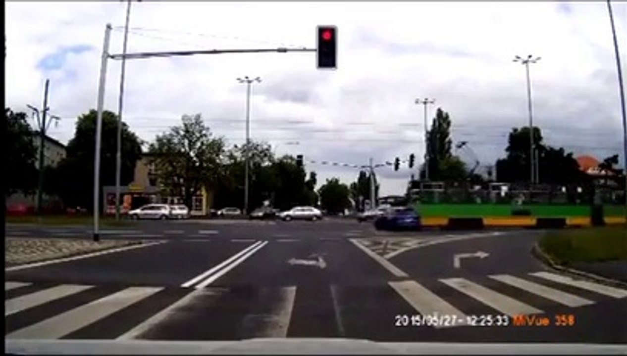 Une voiture se fait défoncer par un tram après avoir grillé un feu rouge
