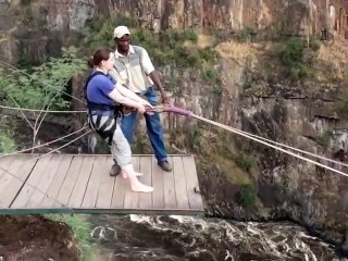 Un saut pendulaire tout proche des rochers