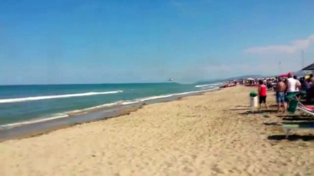 Un avion s'écrase tout près de la plage et tout le monde accourt pour aider le pilote