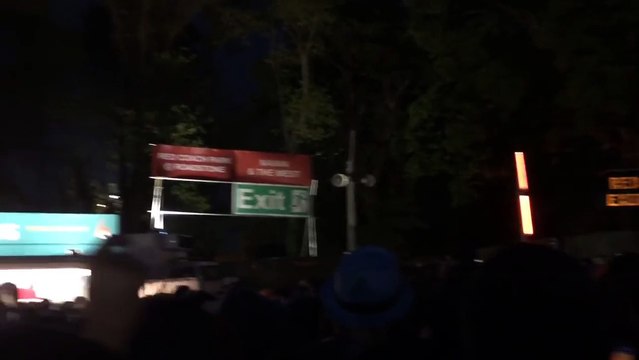 Quand le public des Foo Fighters s'amuse avec une fille de la sécurité - Slane castle 2015