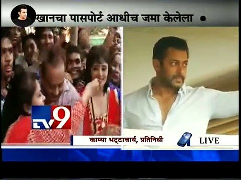 Salman Khan at Balcony after Bail, Hit & Run Case-TV9
