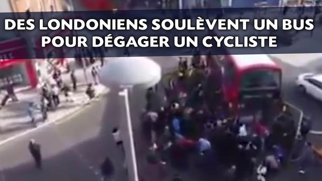 Des Londoniens soulèvent un bus pour dégager un cycliste