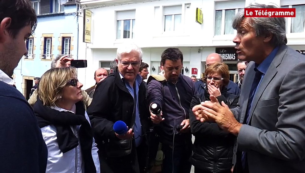 Le Foll. Le ton monte avec les éleveurs de porcs