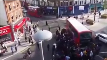 más de 50 personas levantaron bus para salvar ciclista Increible