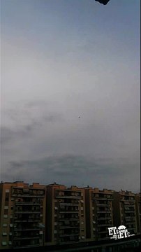 OVNI / UFO liberando esferas sobre Roma
