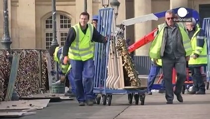 'Love locks' removed from Paris bridge