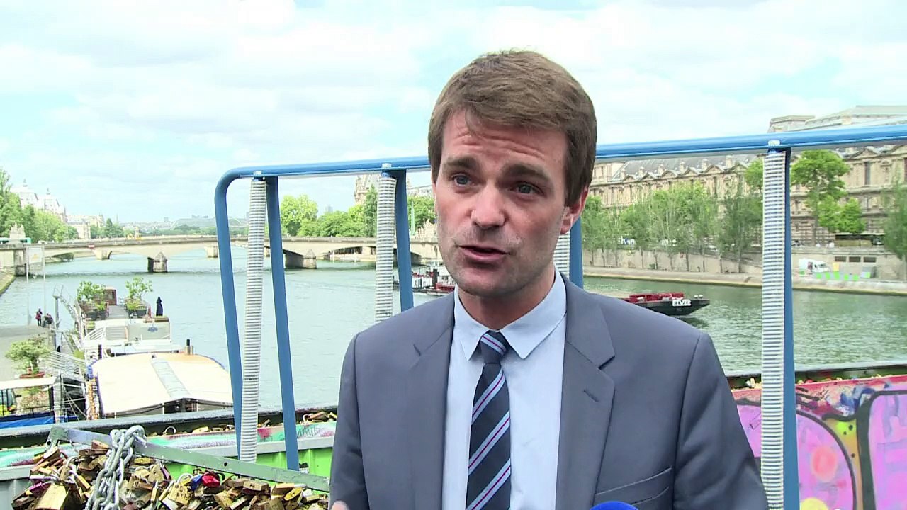 Paris commence à retirer les "cadenas d'amour" du Pont des Arts