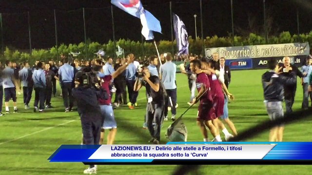 1.6.15 - Delirio alle stelle a Formello, i tifosi abbracciano la squadra sotto la 'Curva'