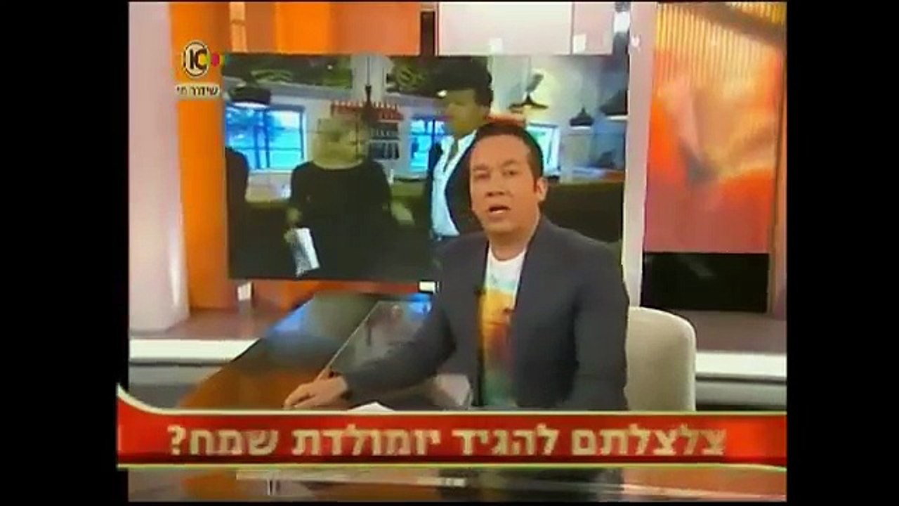 הדוגמן אבי חזן בתצוגת אופנה למען מרכז רפואי שיקומי 'רעות' מתוך התכנית של גיא פינס בערוץ 10