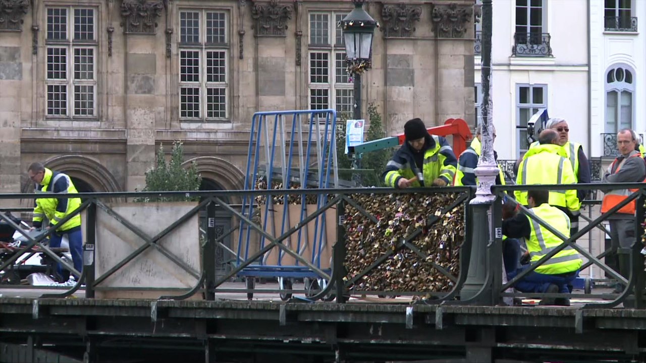 Paris commence à retirer les "cadenas d'amour" du Pont des Arts
