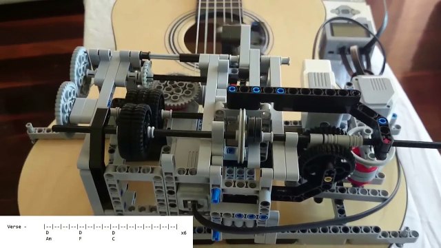 Un robot LEGO Mindstorms joue de la guitare