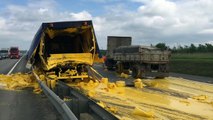 Un camion déverse sa cargaison de peinture sur l'autoroute