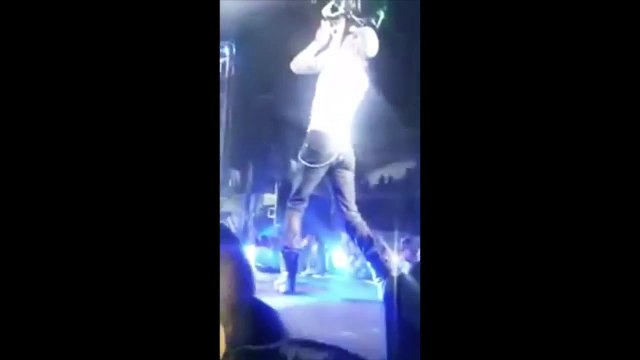 Enrique Iglesias se coupe les doigts avec un drone