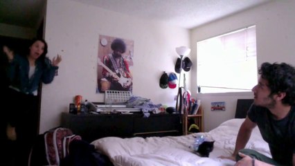 Elle exulte en recevant un chaton en cadeau